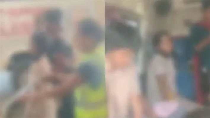அரசு பஸ்சில் 8 மாணவிகளை தள்ளிவிட்ட கண்டக்டர்... சாலை மறியல்