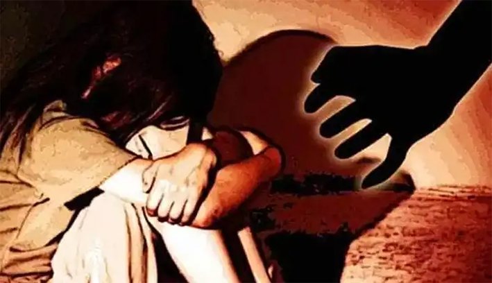மாணவியை மிரட்டியதாக தலைமை ஆசிரியர் மீது புகார்!
