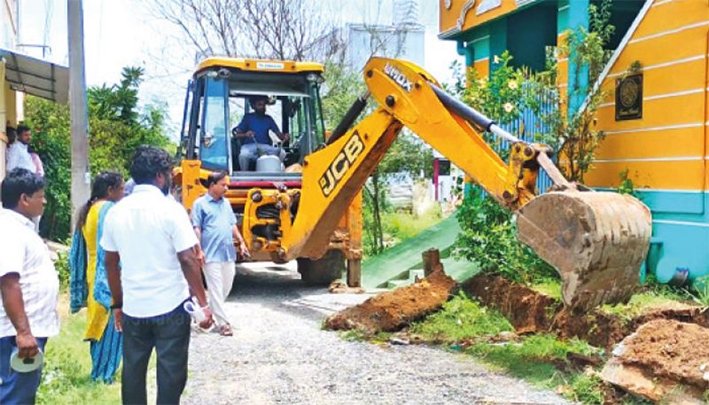 செங்கல்பட்டு அருகே சாலை ஆக்கிரமிப்புகள் இடித்து அகற்றம்