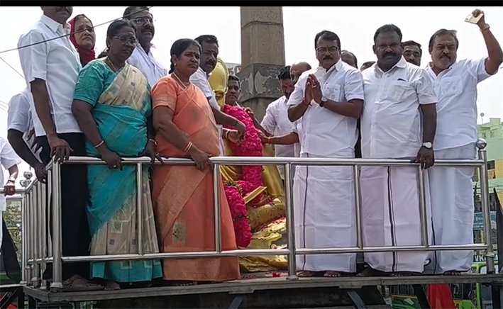 கரூரில் அண்ணா சிலைக்கு திமுகவினர் மாலை அணிவித்து மரியாதை
