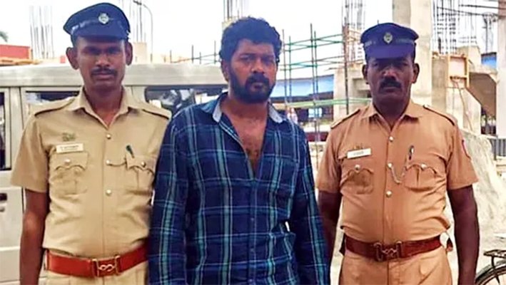 கத்தியால் தாக்கி செல்போன்,பணம் பறித்த நபர் கைது
