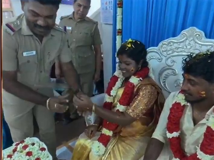 காவல் நிலையத்தில் நிறைமாத கர்ப்பிணிக்கு வளைகாப்பு-நெகிழ்ச்சி