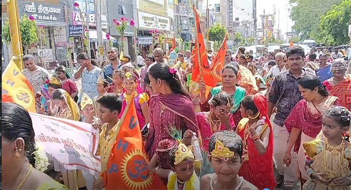 கரூரில் சிறுவர்-சிறுமிகள் கிருஷ்ணர்-ராதை வேடமடைந்து ஊர்வலம்