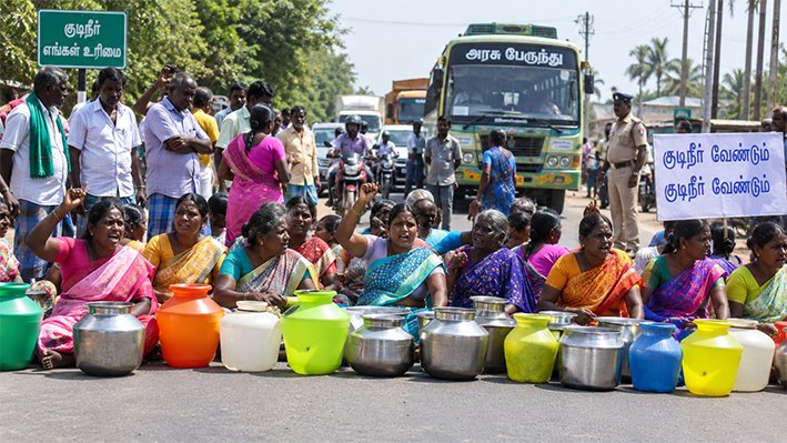 குடிநீருக்காக சாலை மறியல் செய்ய திரண்ட பொதுமக்கள்