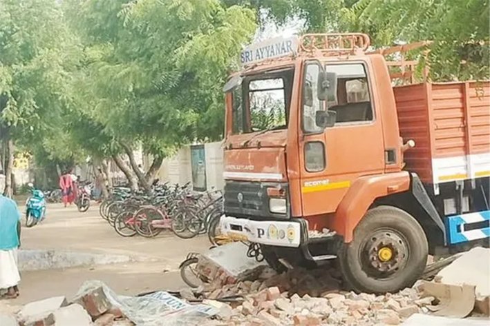 அரசு பள்ளிக்குள் புகுந்த லாரி.. 9 மாணவர்கள் காயம்