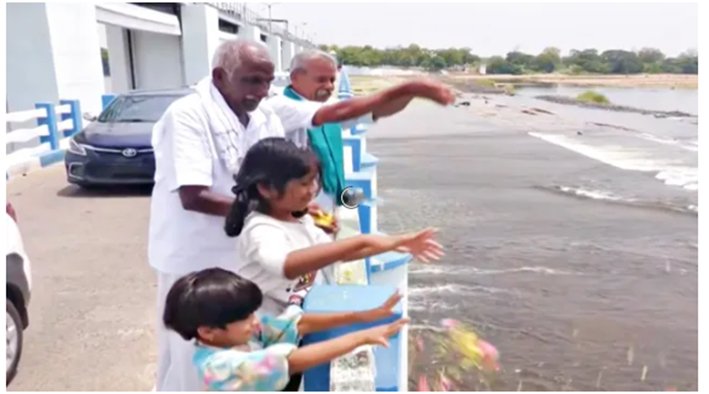 மேட்டூர் அணை நீர் திருச்சி வந்தடைந்தது-மலர் தூவி வரவேற்பு