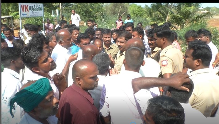 மணப்பாறை அருகே சாலை வசதி கோரி நூற்றுக்கணக்கான மக்கள் மறியல்
