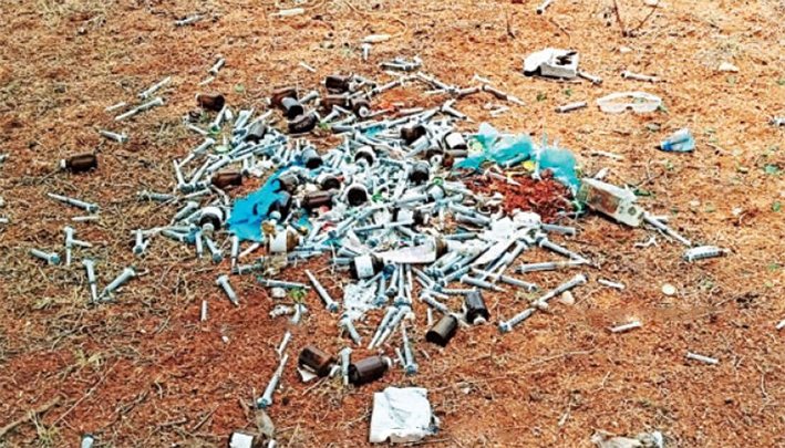 சாலையோரம் கொட்டப்பட்டு குவிந்து கிடக்கும் மருத்துவ கழிவுகள்