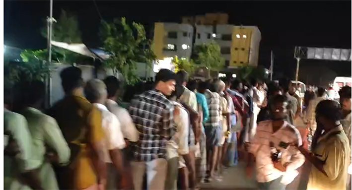 டாஸ்மாக் மூடல்-மதுவாங்க நீண்டவரிசையில் குவிந்த மதுபிரியர்கள்