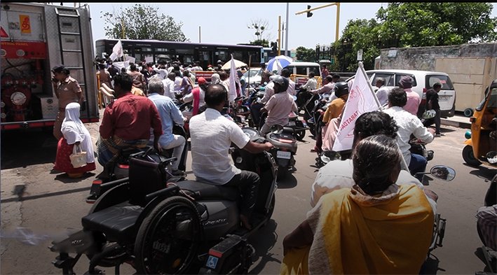 உதவித்தொகை உயர்த்தி தரக்கோரி மாற்றுத்திறனாளிகள் மறியல்