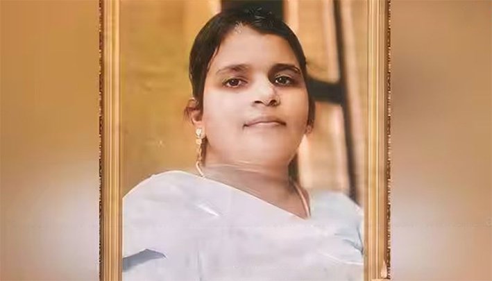 மகனுடன் பைக்கில் சென்ற தாய் கீழே விழுந்து பலி... சோகம்