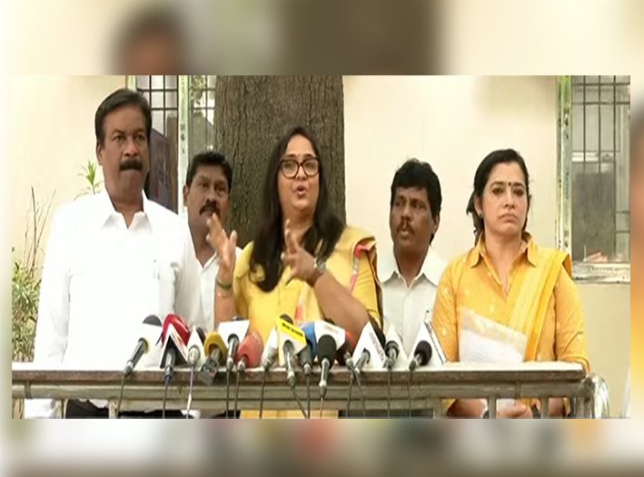 நடிகை அம்பிகா மீது தங்கை ராதா கண்ணீர்மல்க புகார்