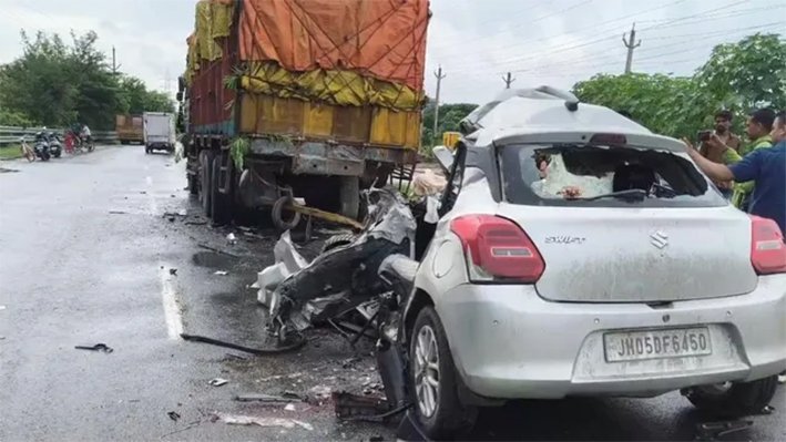 நெடுஞ்சாலை விபத்தில் அமைச்சர் மகள் உட்பட 4 பேர் பலி