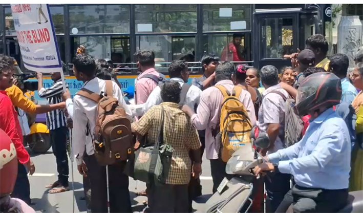சென்னையில் பார்வையற்ற மாற்றுத்திறனாளிகள் ஊர்வலம்…பரபரப்பு…