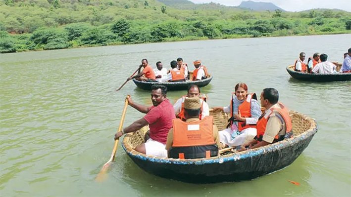 ஒகேனக்கல்லில் 13 நாட்களுக்குப் பிறகு பரிசல் சவாரி மீண்டும் துவக்கம்