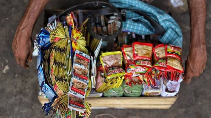கரூரில் வீடு-கடைகளில் புகையிலை பொருட்கள் பதுக்கல்...பறிமுதல்