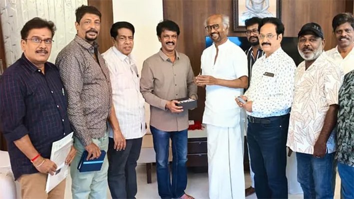 ரஜினியை சந்தித்த தென்னிந்திய திரைப்பட எழுத்தாளர் சங்க நிர்வாகிகள்