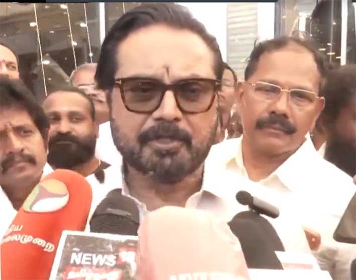 நான் அரசியலில் இருந்து ஒதுங்கி இருக்கிறேன்-நடிகர் சரத்குமார்