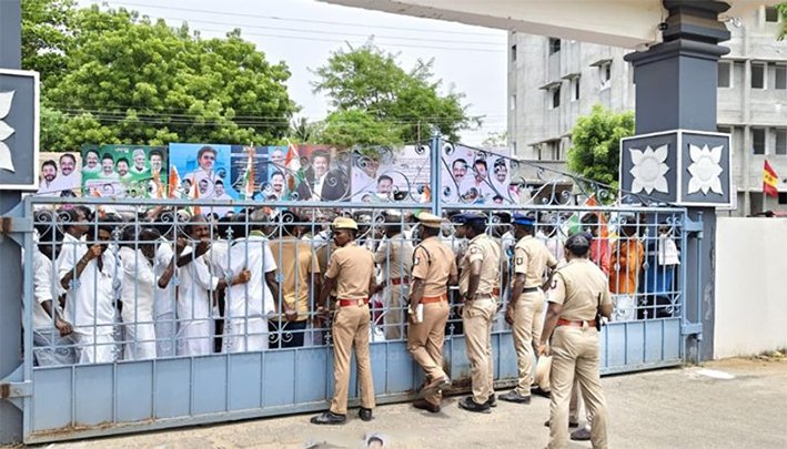 செங்கோட்டையனை சந்திக்க தடை! போலீசை கண்டித்து காங்.,போராட்டம்