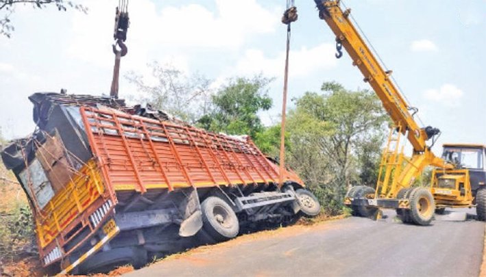 சென்னிமலை அருகே பாரம் ஏற்றி சென்ற லாரி பள்ளத்தில் கவிழ்ந்து விபத்து