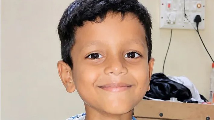 துருப்பிடித்த அலங்கார மின்கம்பம் சரிந்து சிறுவன் பலி