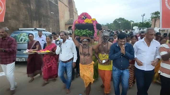 தஞ்சை பெரியகோவிலில் ருத்ராட்ச சிவலிங்கத்தை சுமந்த சிவனடியார்