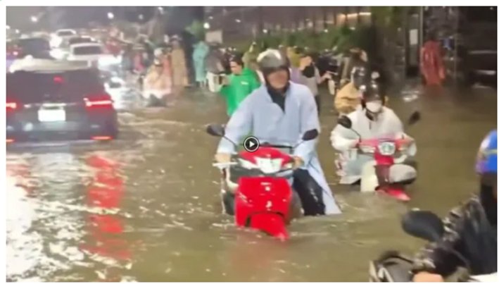 தாய்லாந்தில் கனமழை: பாங்காக் வீதிகளை சூழ்ந்த வெள்ள நீர்