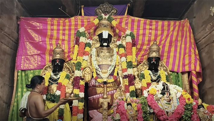 தஞ்சையில் ஸ்ரீ வெங்கடேச பெருமாள் கோவிலில் தங்க கவச அலங்காரம்