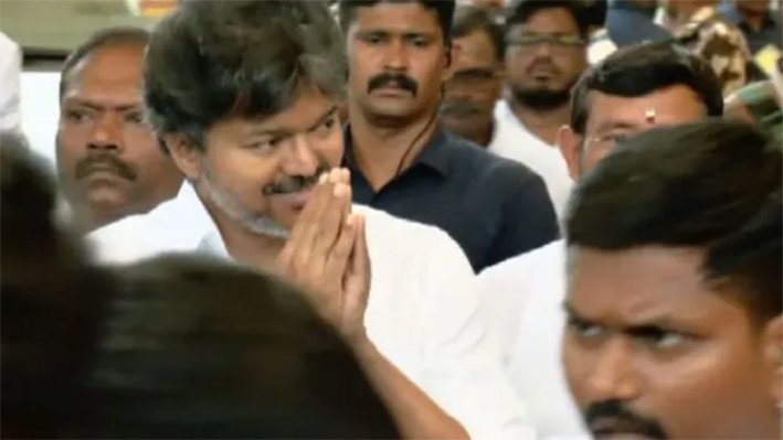 தாராபுரம் பிரசாரத்துக்கு சென்னை ஏர்போட்டிலிருந்து புறப்பட்ட விஜய்