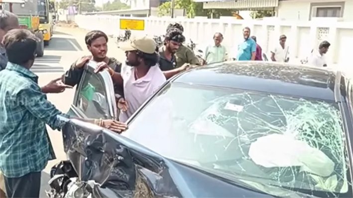 திருவாரூர் அருகே கார் மோதல்: 10 பேர் படுகாயம்