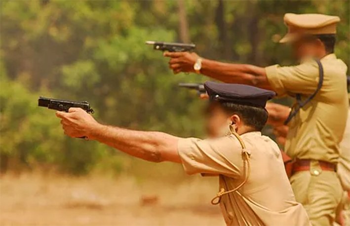 பிரபல ரவுடியை துப்பாக்கியால் சுட்டுப்பிடித்த போலீசார்