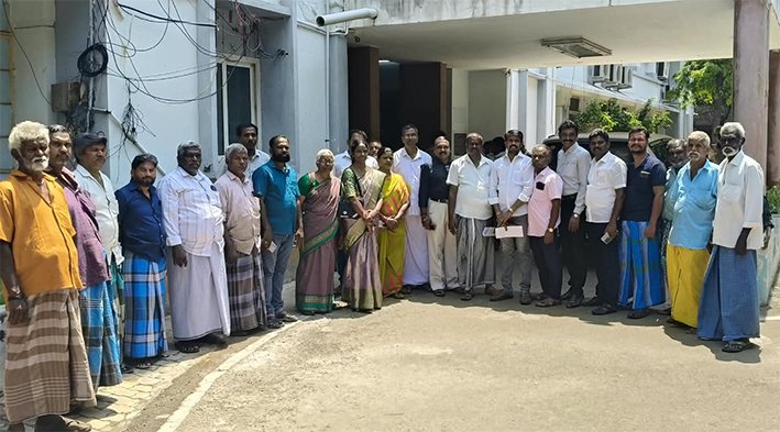 தரைக் கடைகளை அகற்ற வேண்டும்-திருச்சி மாநகராட்சி ஆணையரிடம் மனு