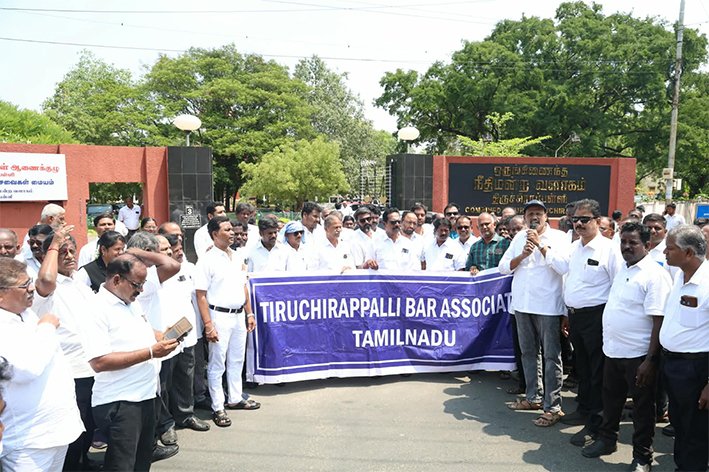 வழக்கறிஞர் தாக்கப்பட்டதை கண்டித்து திருச்சி வழக்கறிஞர்கள் சங்கம் ஆர்ப்பாட்டம்