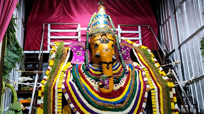 கோவை முந்தி விநாயகர் கோவிலில் சந்தனக் காப்பில் விநாயகருக்கு ராஜ அலங்காரம்