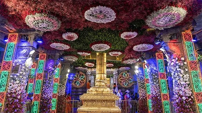 வண்ண மலர்களால் ஜொலிக்கும் திருப்பதி கோயில்