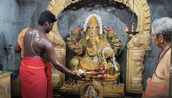 வலம்புரி பாலச்சந்திரன் விநாயகருக்கு பல்வேறு திரவியங்களால் சிறப்பு அபிஷேகம்