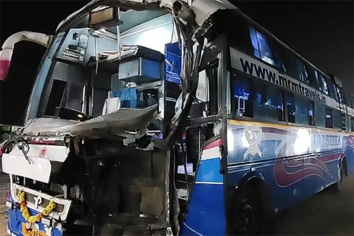 2 ஆம்னி சொகுசு பஸ்கள் மோதல்- 10 பயணிகள் காயம்