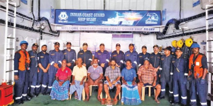 நடுக்கடலில் தத்தளித்த 6 மீனவர்கள் மீட்பு