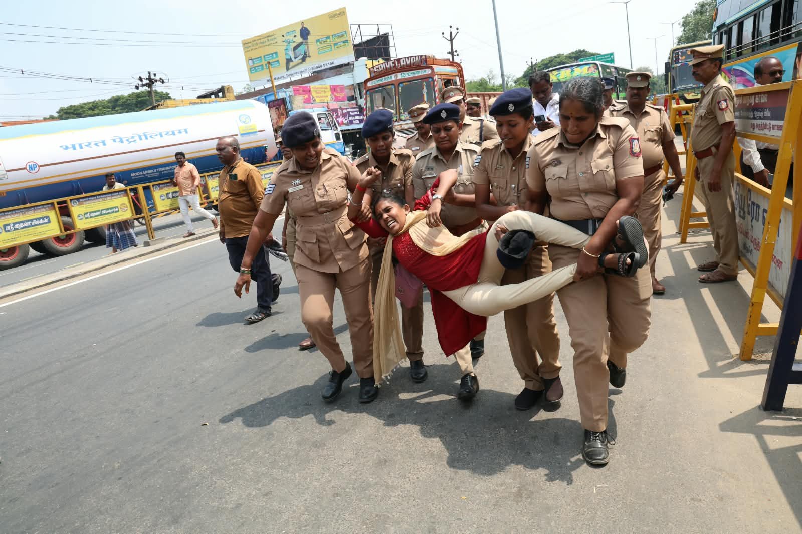 திருச்சியில் மறியல் செய்ய முயன்ற இந்திய ஜனநாயக வாலிப சங்கத்தினர் கைது