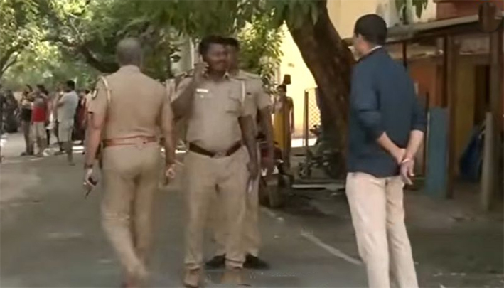 ரயில்வே குடியிருப்பில் நடந்த கொள்ளை சம்பவம்- போலீஸ் விசாரணை