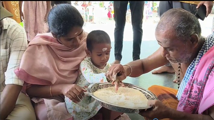 கரூரில் குழந்தைகளுக்கு அ’ போட்டு கல்வியை துவங்கி வைத்த பெற்றோர்