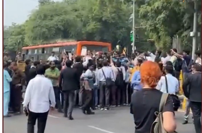 ஜந்தர் மந்தர் நோக்கி சென்ற வழக்கறிஞர்கள் தடுத்து நிறுத்தம்