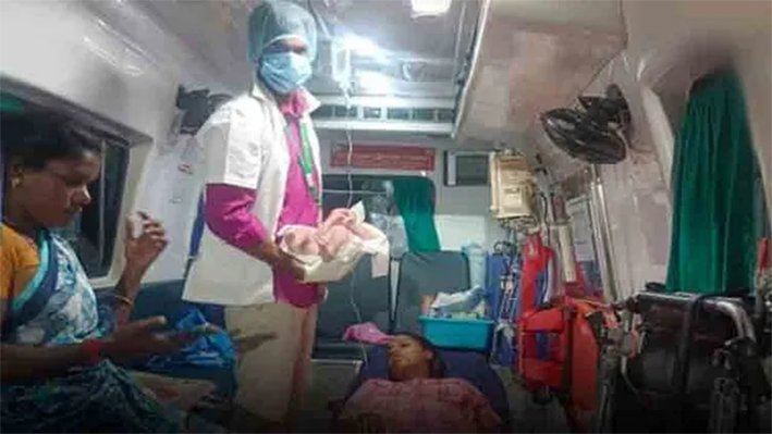 புதுக்கோட்டை அருகே ஆம்புலன்ஸில் பிறந்த குழந்தை- பாராட்டு
