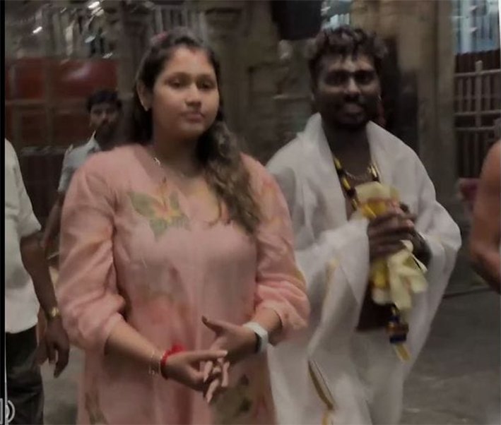 திருச்செந்தூர் கோயிலில் மனைவியுடன் தரிசனம் செய்த அட்லி