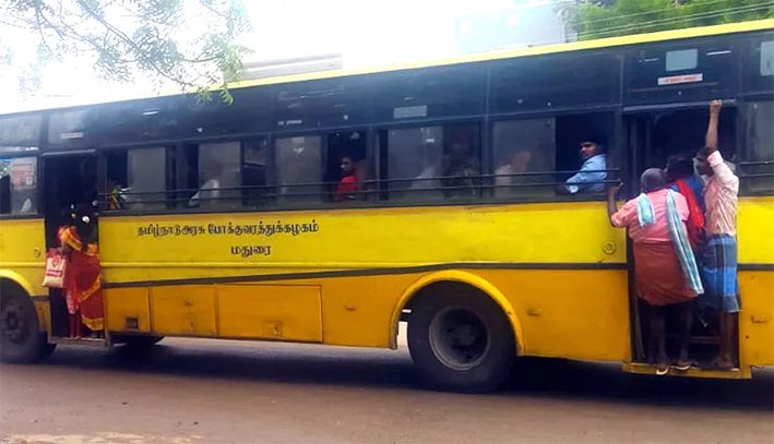 பஸ்கள் ஊருக்குள் வராததால் படிக்கட்டில் தொங்கியபடி மாணவர்கள் ஆபத்தான பயணம்!