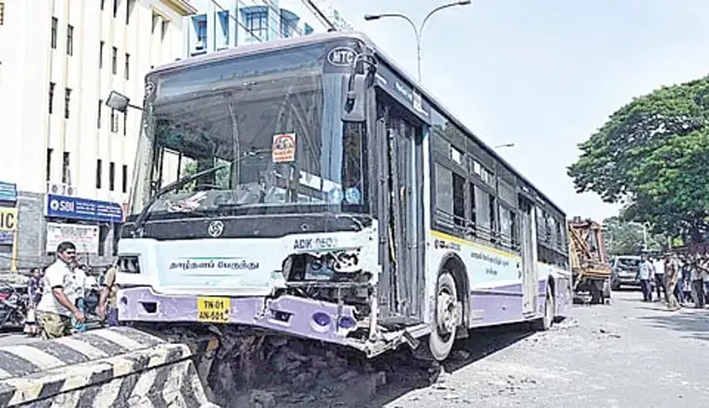 உயர்நீதிமன்றம் அருகே பஸ் மோதி 10-க்கும் மேற்பட்ட கார்கள் சேதம்!