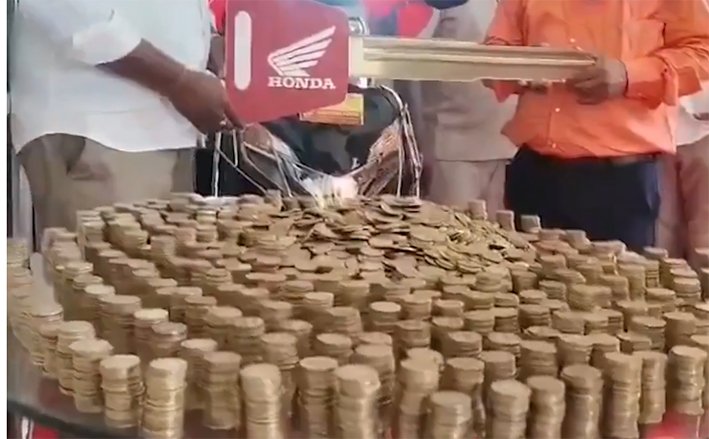 ரூ.10 நாணயங்கள் கொடுத்து பைக் வாங்கிய நபர்..