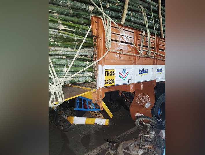 தஞ்சை அருகே நின்ற லாரியில் பைக் மோதி-2 கல்லூரி மாணவர்கள் பலி
