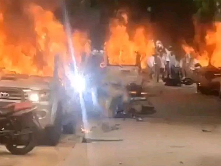 தேர்தல் மோதலில் MP-ன் கார்கள் எரிந்து நாசம்