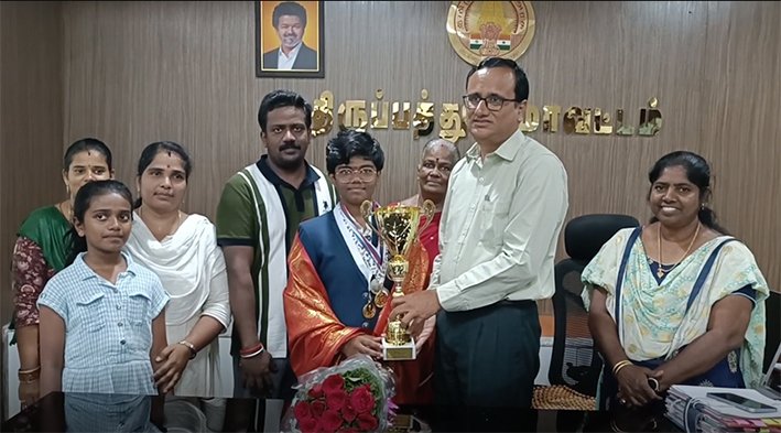 ரஷ்ய செஸ் போட்டியில் 4 பதக்கம் வென்ற யாஷினிக்கு கலெக்டர் வாழ்த்து!